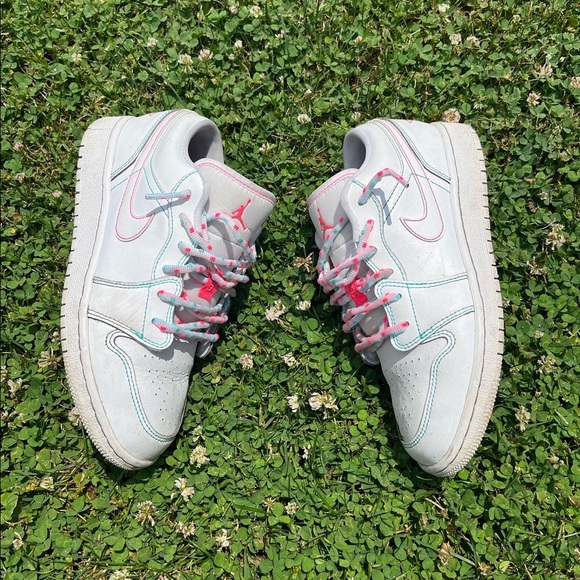 Air Jordans 1 Low - Picture 5 of 7